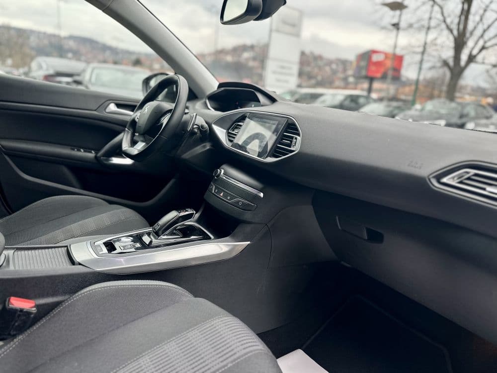 PEUGEOT 308 1.5HDI SW AUT - 17