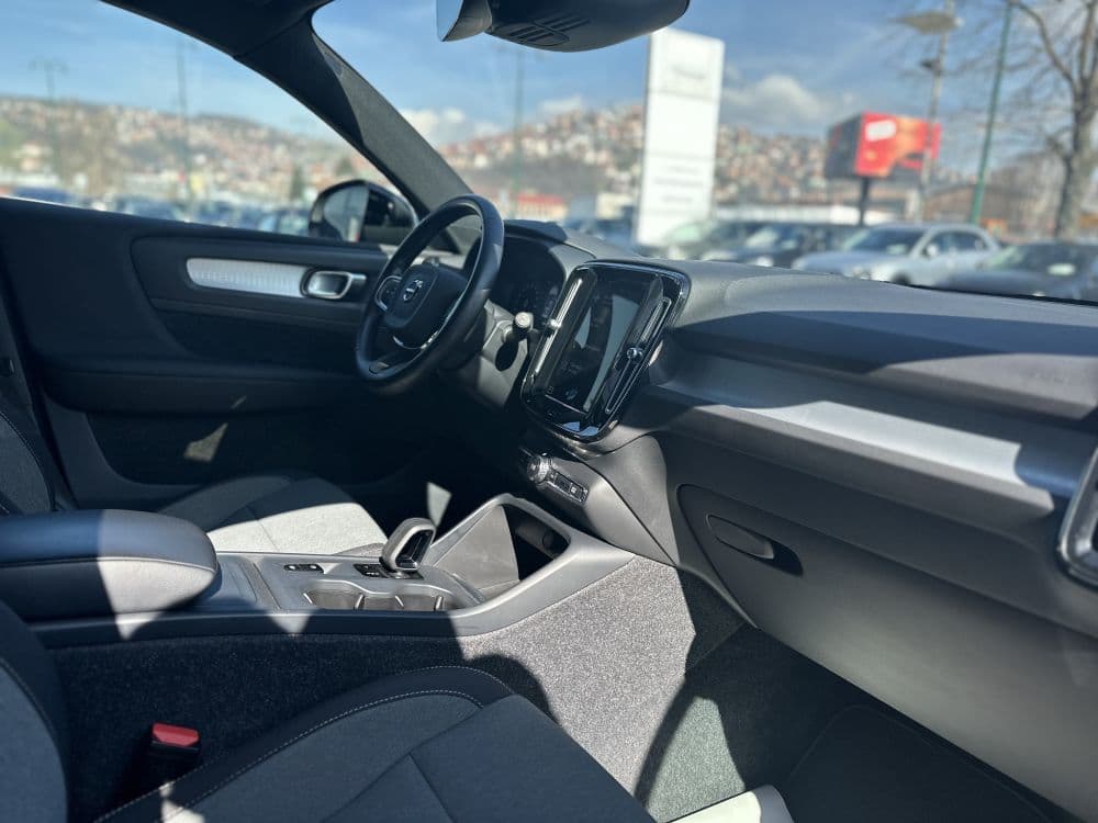 VOLVO XC40 B4 AWD - 18