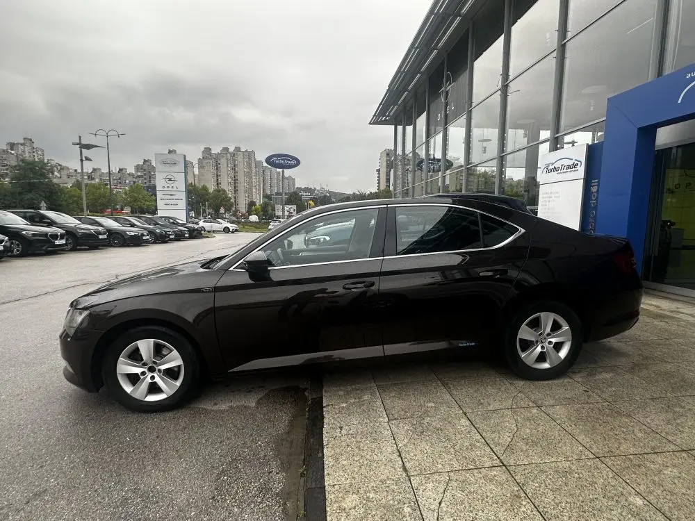 ŠKODA SUPERB 2.0TDI DSG - 8