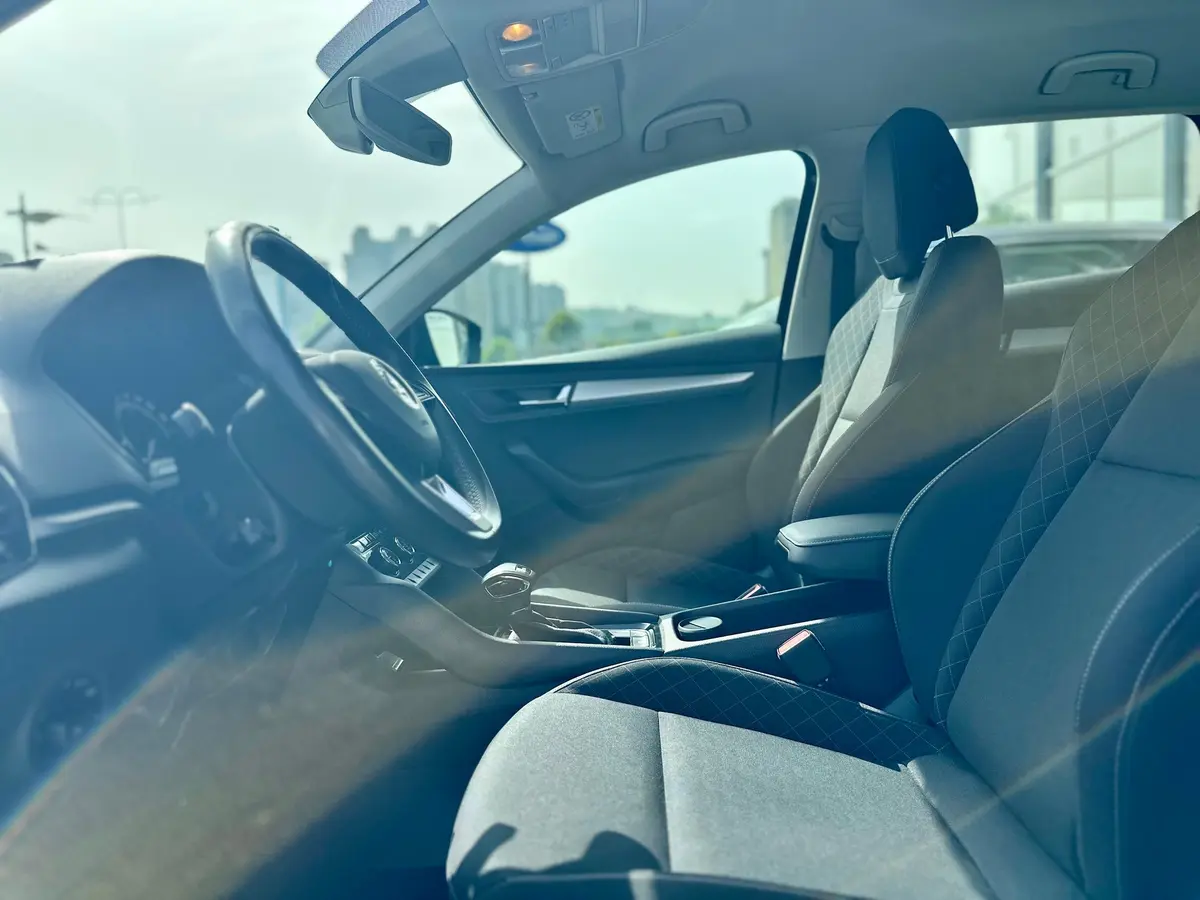 ŠKODA KAROQ 1.6 TDI DSG Business Line - 12