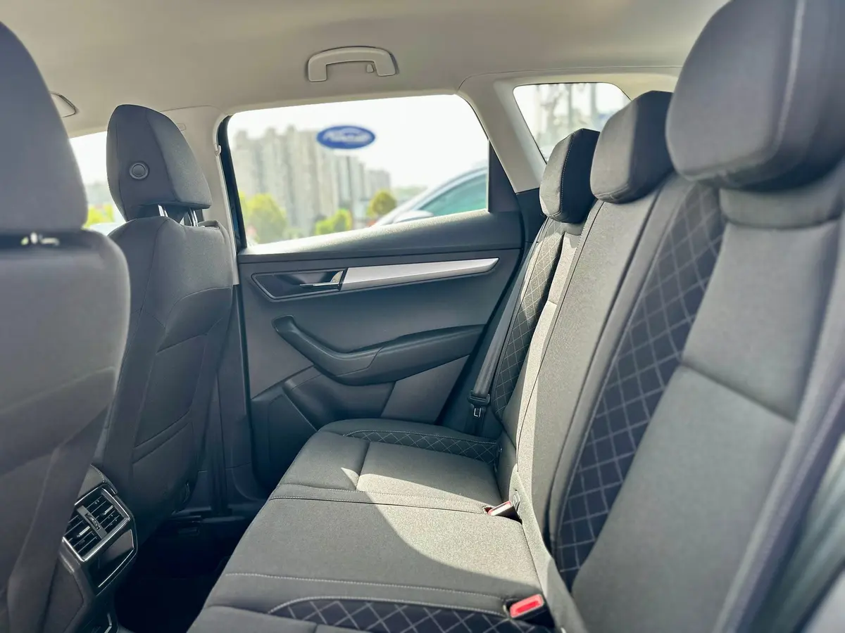 ŠKODA KAROQ 1.6 TDI DSG Business Line - 17