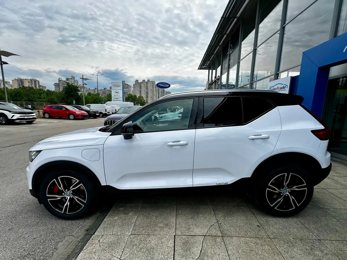 VOLVO XC40 T4 RECHARGE - 4