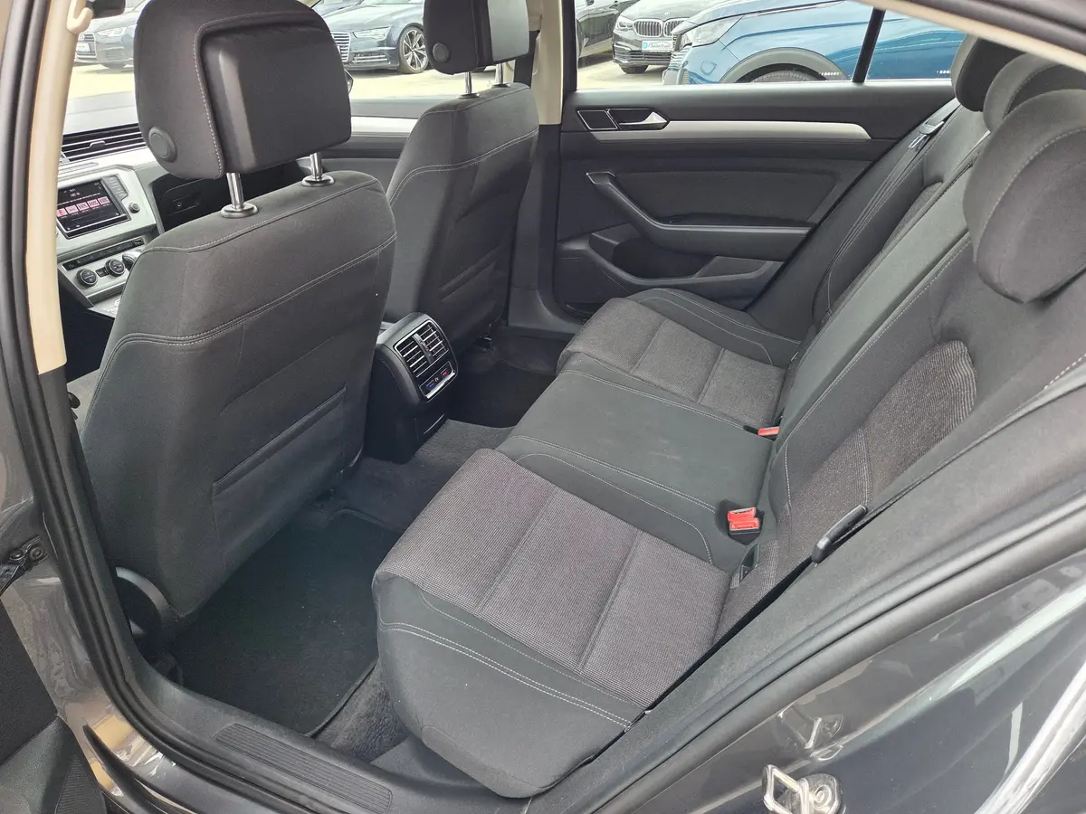 Volkswagen Passat 1.6 TDI DSG  - 11