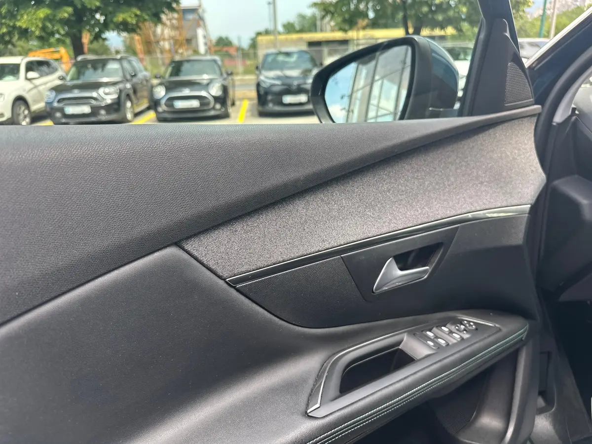 PEUGEOT 3008 1.2 PURETECH ALLURE - 9