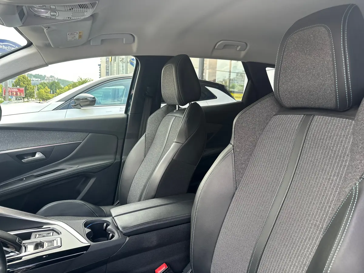 PEUGEOT 3008 1.2 PURETECH ALLURE - 11