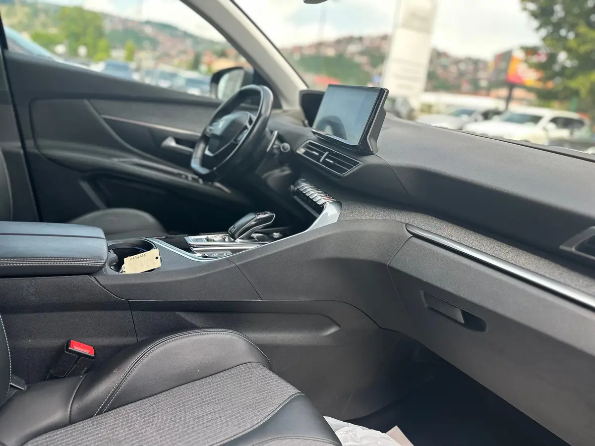 PEUGEOT 3008 1.2 PURETECH ALLURE - 18