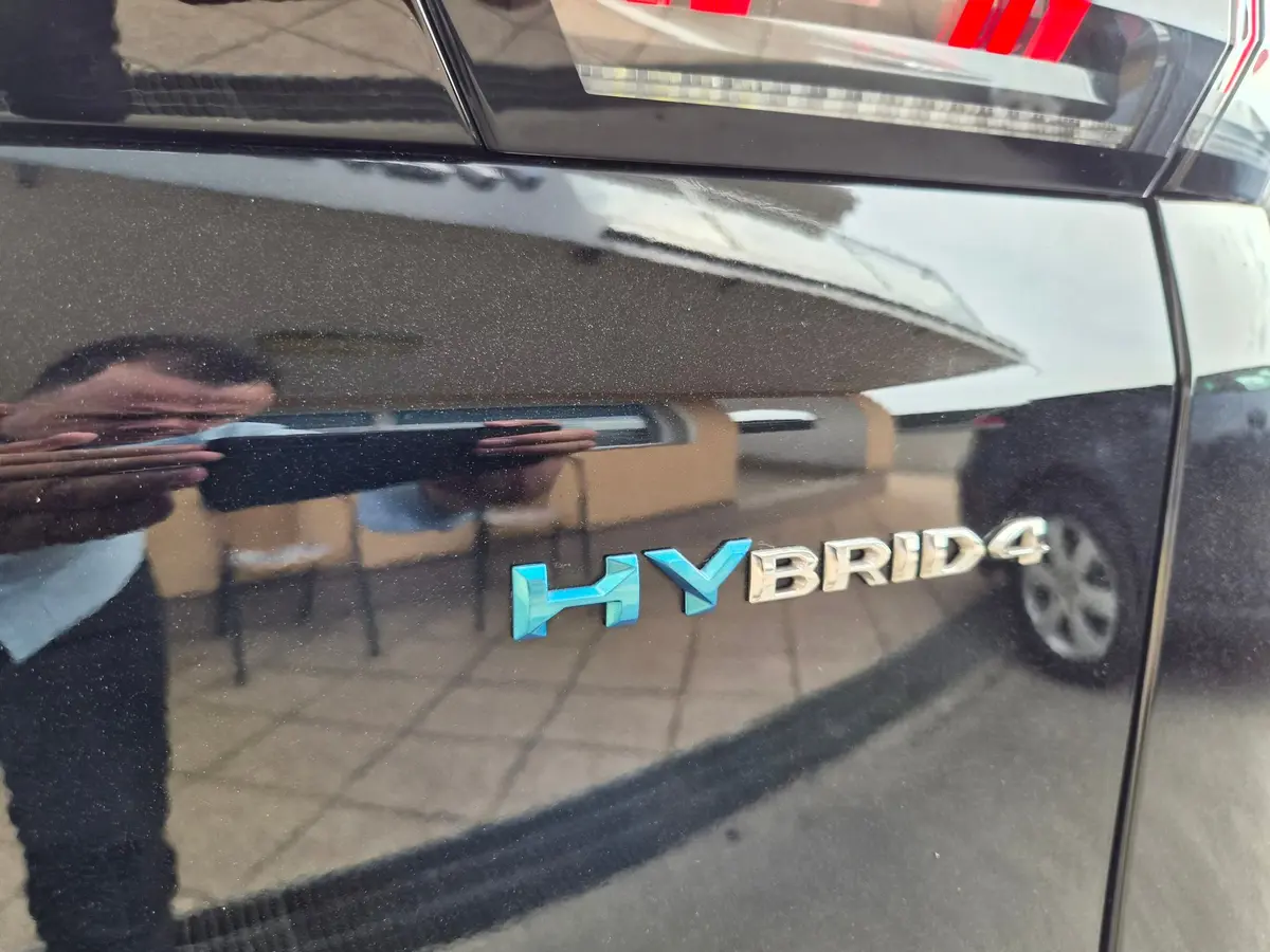PEUGEOT 3008 1.6 HYBRID 4WD ALLURE 300KS - 9