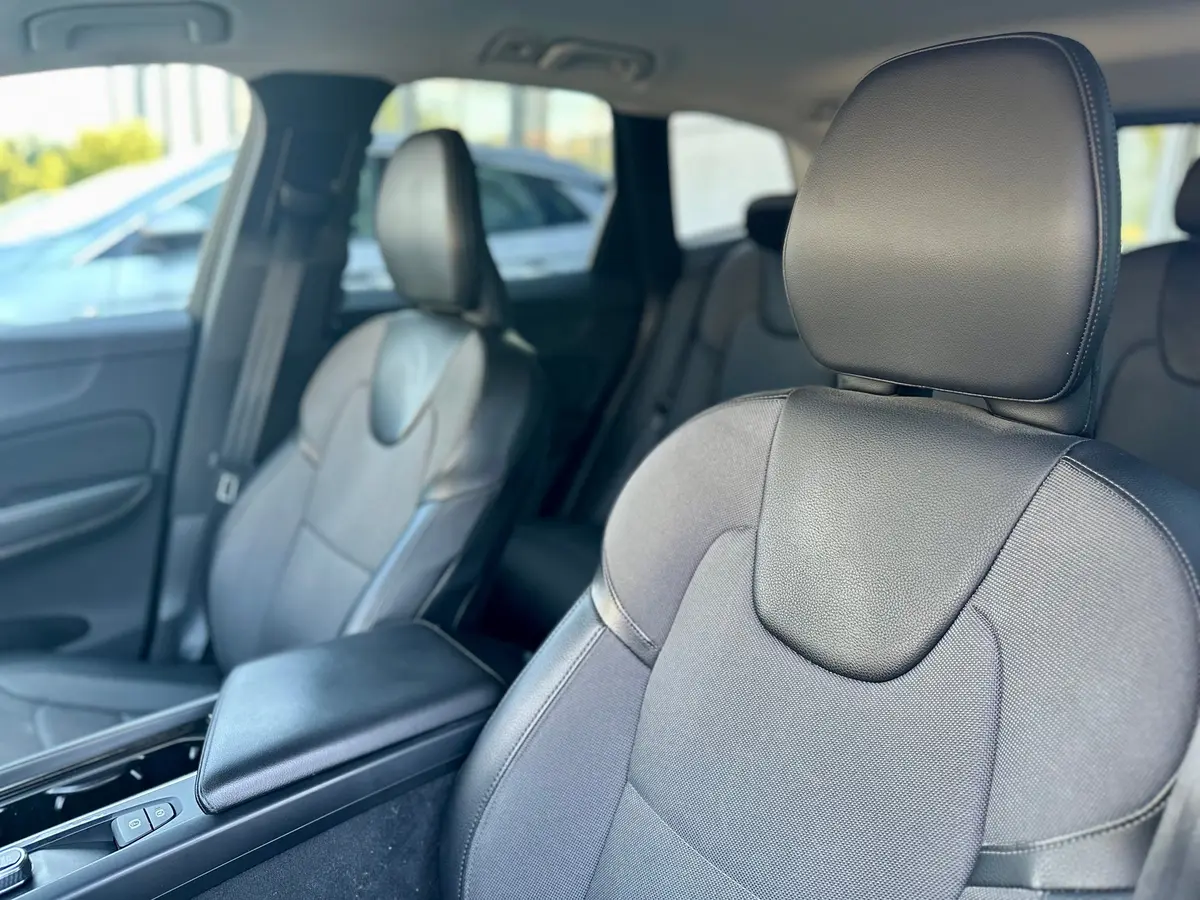 VOLVO XC60 D4 AWD - 11