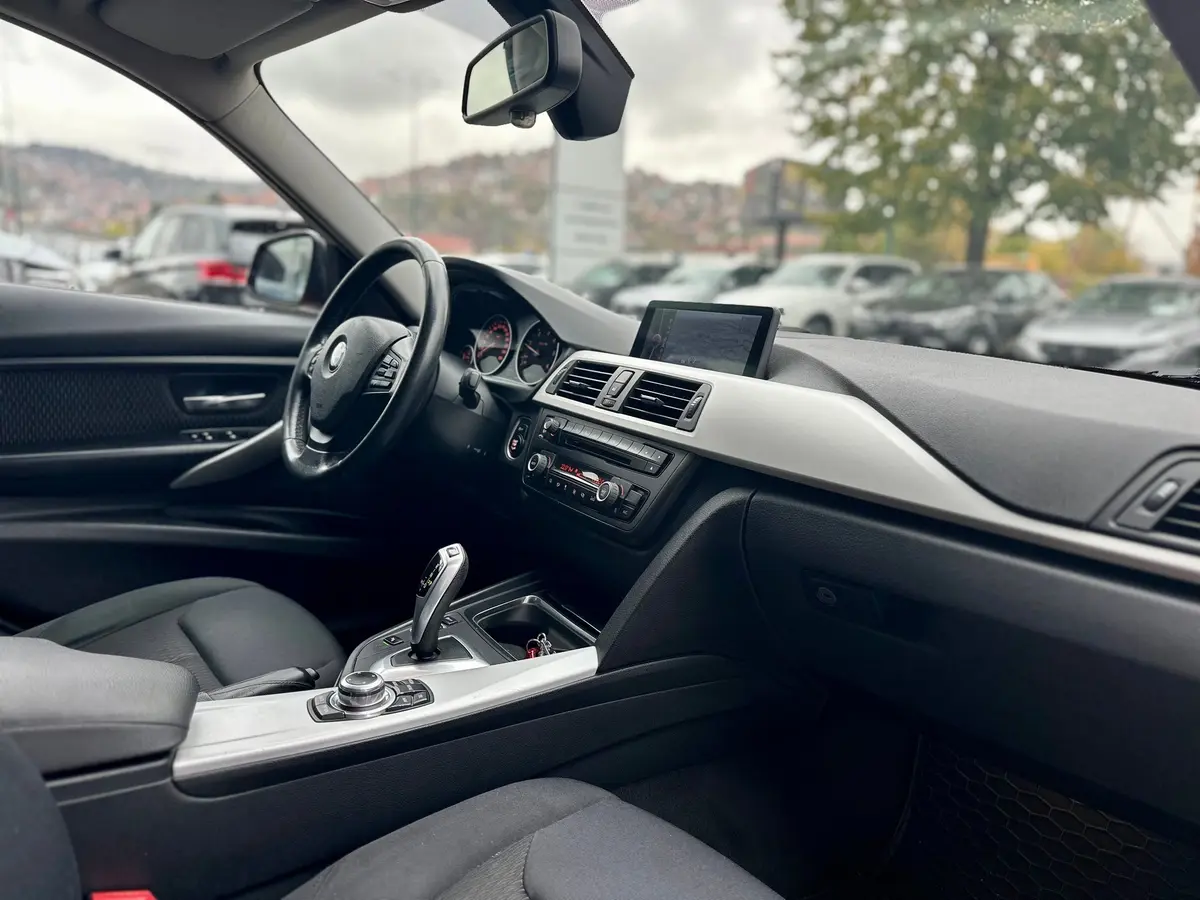 BMW 316D AUT - 17